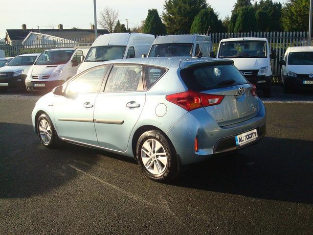 2013 Toyota Auris Hybrid Review
