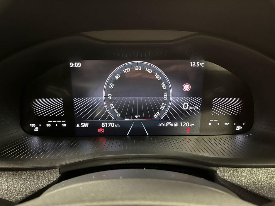 Skoda Kamiq Selection 1.0TSI 115HP - Parking Sensors - Climate Control - Cruise Control - Auto Lights/Wipers - Apple CarPlay/Android Auto — thumbnail 17