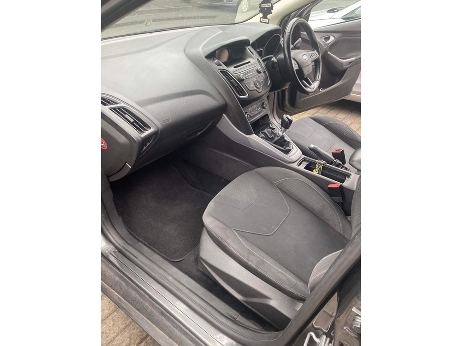 Ford Focus 1.6 Zetec Saloon Diesel Manual (95bhp) — thumbnail 15