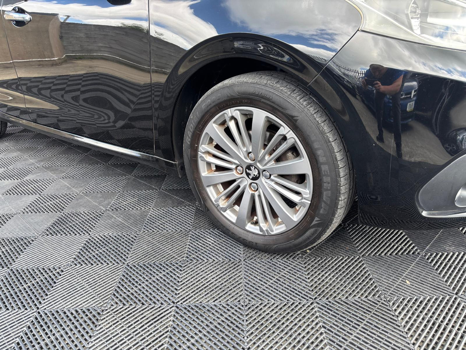 Peugeot 208 Peugeot 208, 1.2 petrol, auto, alloys, — thumbnail 2
