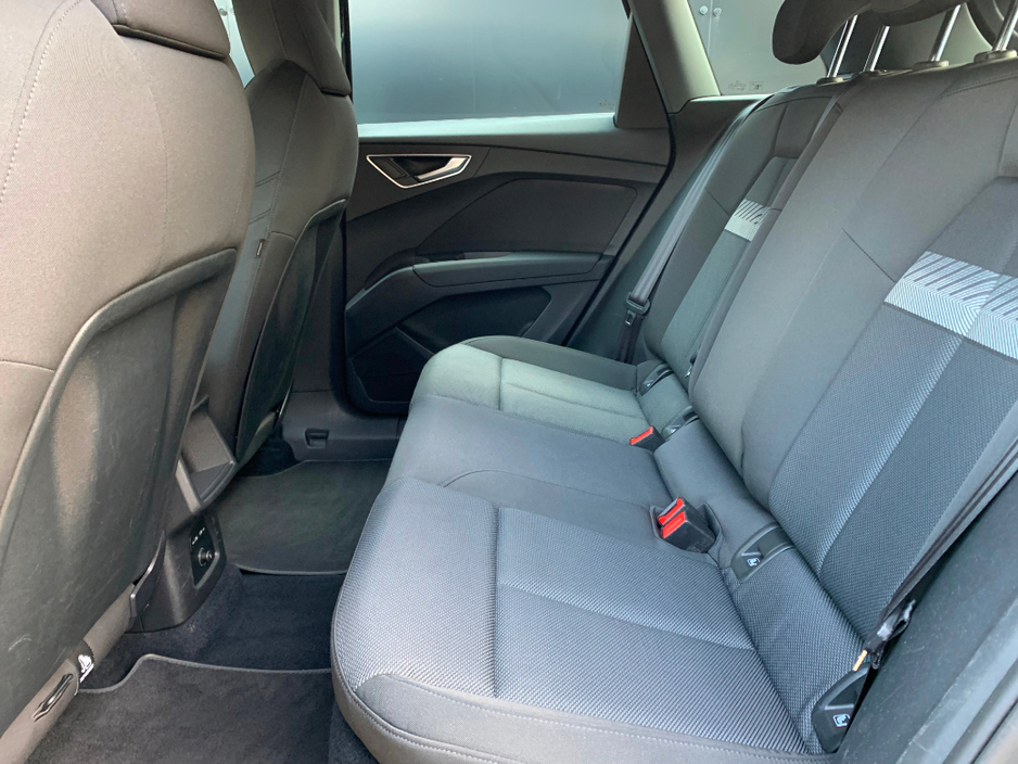 Audi Q4 e-tron E-TRON SPORT 35 EV AUTO // ONE OWNER // FULL SERVICE HISTORY // STUNNING CONDITION // 08/27 NCT AND €120 ROAD TAX // REVERSE CAMERA, HEATED SEATS AND — thumbnail 14