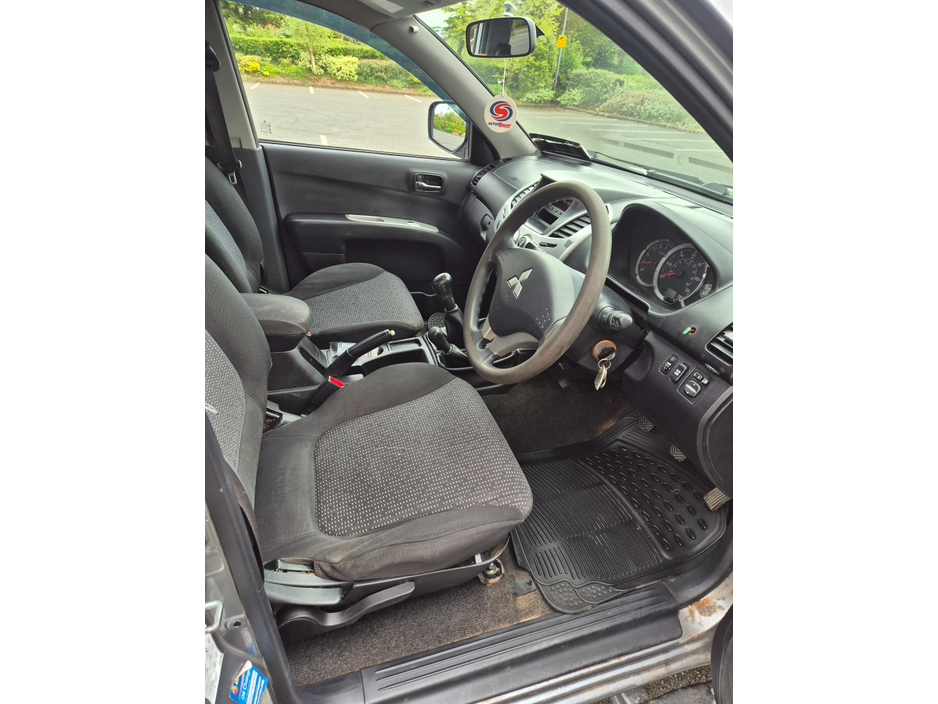 2014 Mitsubishi L200 2.5L Diesel For Sale Images