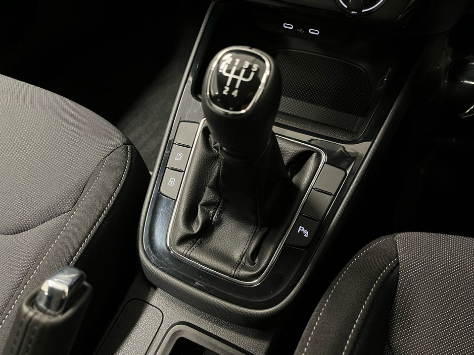 Skoda Fabia Selection 1.0MPI 80HP - Reversing Camera - Air Conditioning - Cruise Control - Keyless Start - Apple CarPlay/Android Auto — thumbnail 11