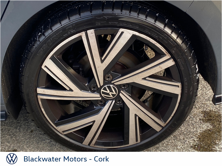 Volkswagen Golf 2.0TDI 150BHP R-LINE WITH KEYLESS LOCKING & STARTING, HIGH BEAM ASSISTANT, REAR VIEW CAMERA, DRIVER ASSISTANCE PACK, ALLOY WHEELS AND WINTER PACK — thumbnail 4