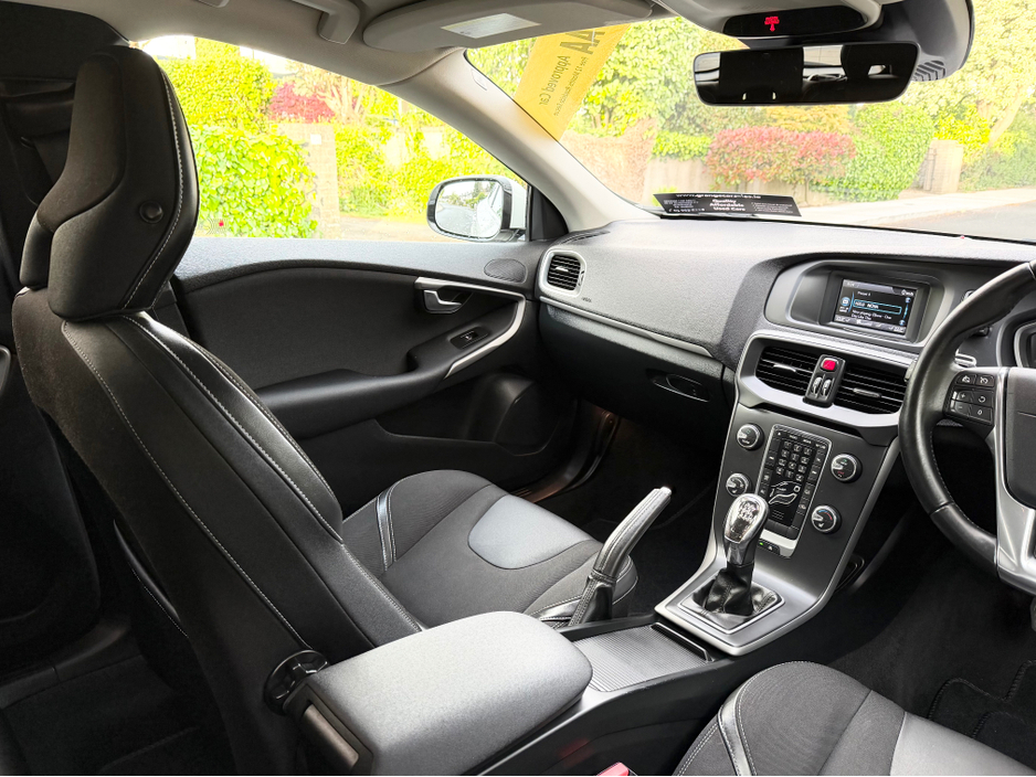 2014 Volvo V40 2L Diesel For Sale Images