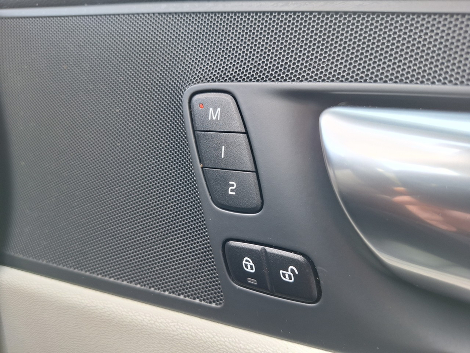 2023 Volvo XC60 2L Petrol Plug-in Hybrid For Sale Images
