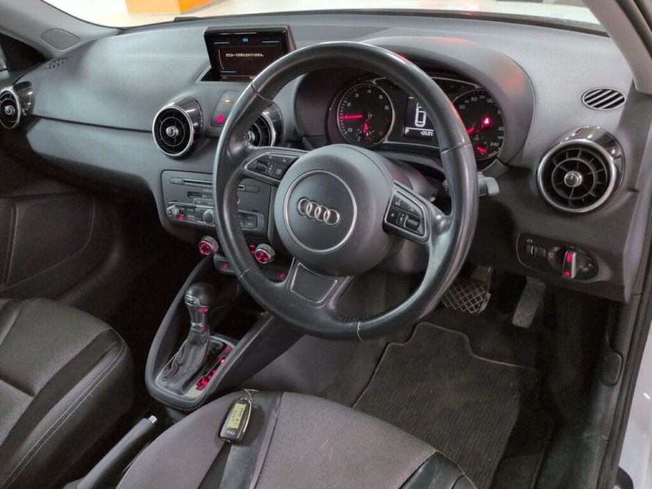 Audi A1 1.0 AUTOMATIC - WHITE/BLACK TWO TONE - PUSH BUTTON START/STOP - FACTORY ALLOYS — thumbnail 3
