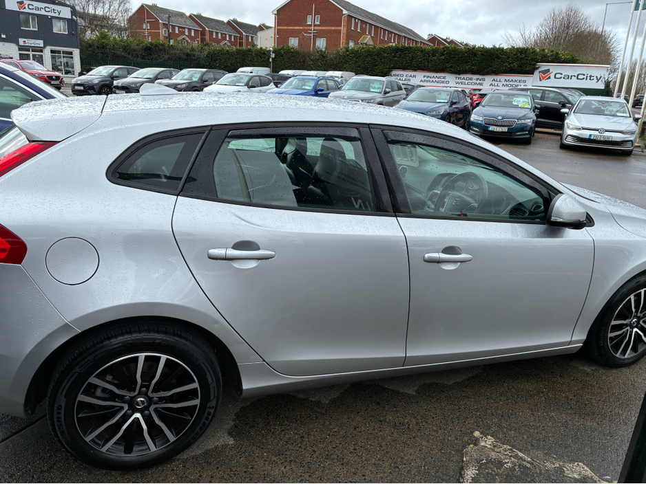 2018 Volvo V40 2L Diesel For Sale Images