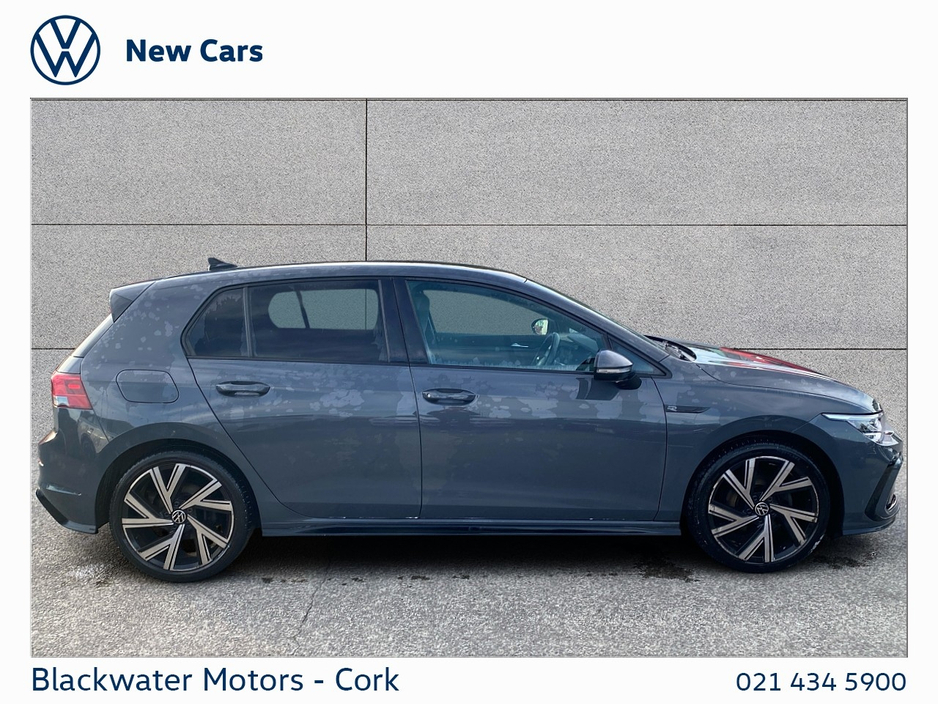 Volkswagen Golf 2.0TDI 150BHP R-LINE WITH KEYLESS LOCKING & STARTING, HIGH BEAM ASSISTANT, REAR VIEW CAMERA, DRIVER ASSISTANCE PACK, ALLOY WHEELS AND WINTER PACK — thumbnail 5