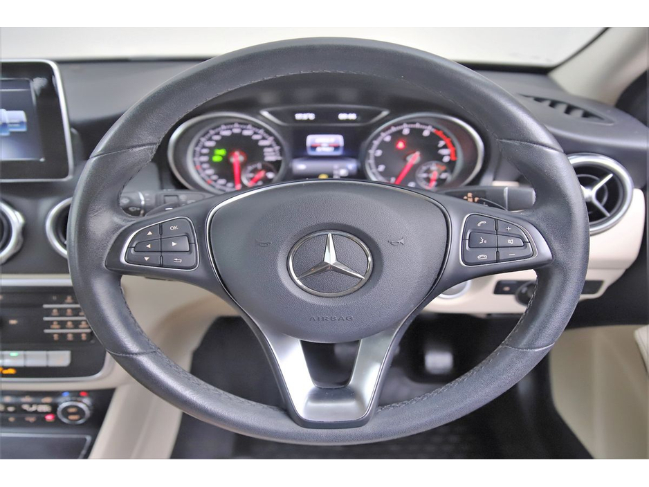 Mercedes-Benz GLA Class GLA 180 *BEIGE LEATHER* — thumbnail 17