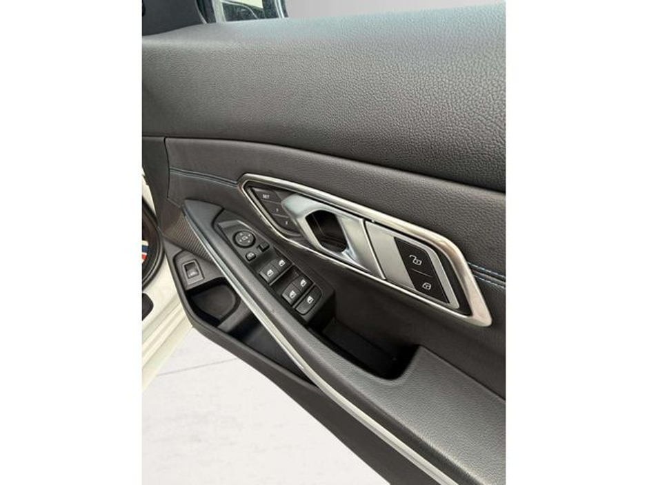 BMW 3 Series 320D M-SPORT XDRIVE, Roof Rails, Automatic — thumbnail 18