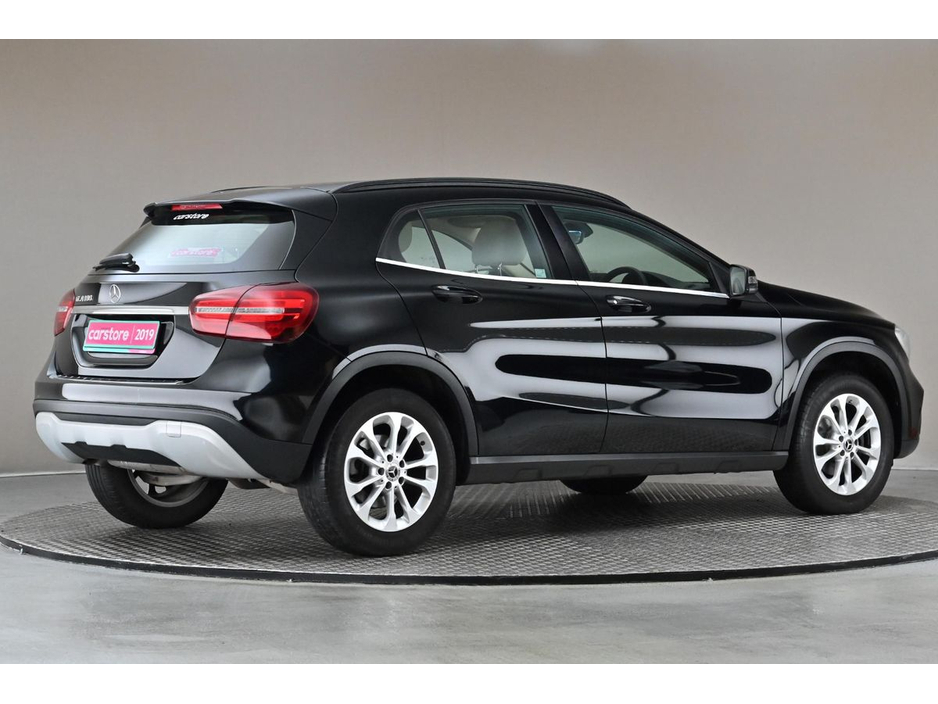 Mercedes-Benz GLA Class GLA 180 *BEIGE LEATHER* — thumbnail 10