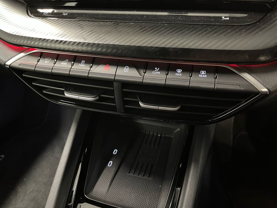 Skoda Octavia Sportline DSG 2.0TDI 150BHP - Reversing Camera - Ambient Lighting - Climate Control - Heated Seats - Keyless Start - Apple CarPlay/Android Auto — thumbnail 14