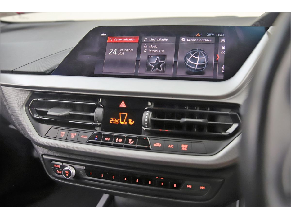 BMW 1 Series 118i AUTO *PARK SENSORS*REVERSE CAM — thumbnail 24