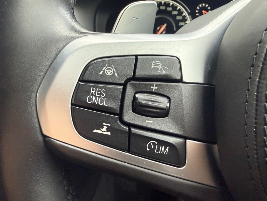 BMW 5 Series 530E M-SPORT 184BHP AUTOMATIC HYBRID *VIRTUAL COCKPIT, REAR VIEW CAMERA, 19 " DIAMOND CUT ALLOYS, PARKING SENSORS FRONT & REAR, MEMORY SEATS, LEATHER UPHOLSTERY, 3 STAGE HEATED SEATS,HEADS UP DISPLAY* — thumbnail 16