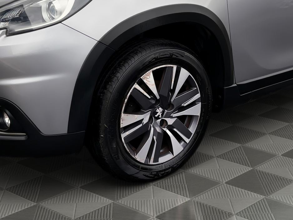 Peugeot 2008 ALLURE 1.2 PURETECH  ** PANORAMIC GLASS ROOF ** HALF LEATHER INTERIOR ** SAT NAV ** SUPERB EXAMPLE ** — thumbnail 8