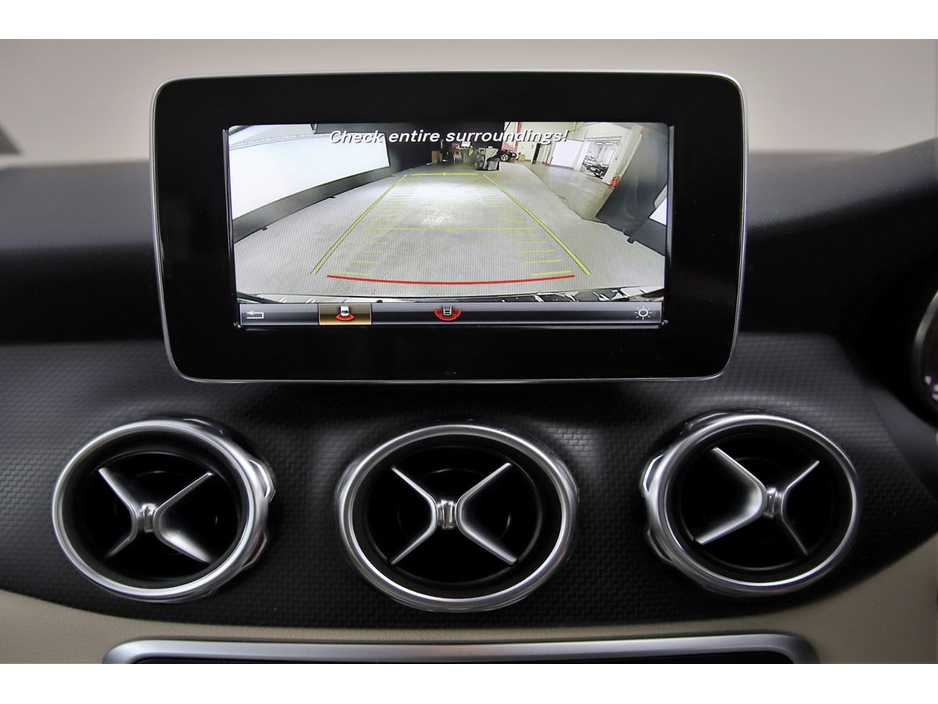 Mercedes-Benz GLA Class GLA 180 *BEIGE LEATHER* — thumbnail 20