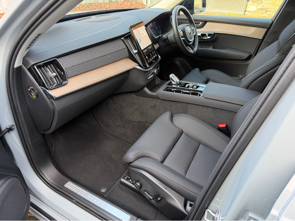 2025 Volvo XC90 2L Petrol Plug-in Hybrid For Sale Images