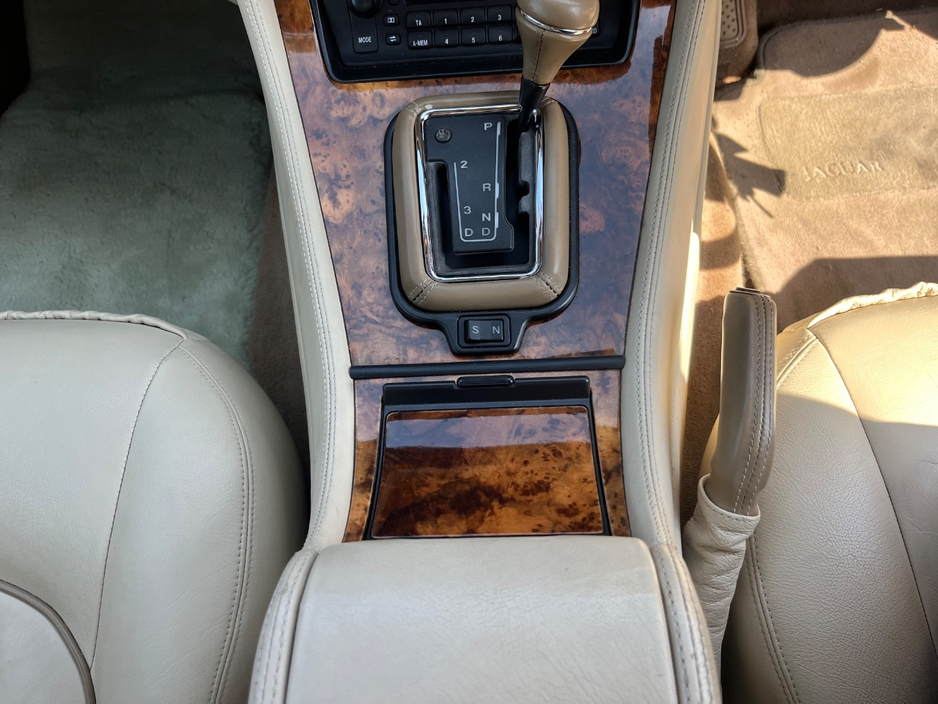 1995 Daimler Saloon 4.1L Petrol For Sale Images
