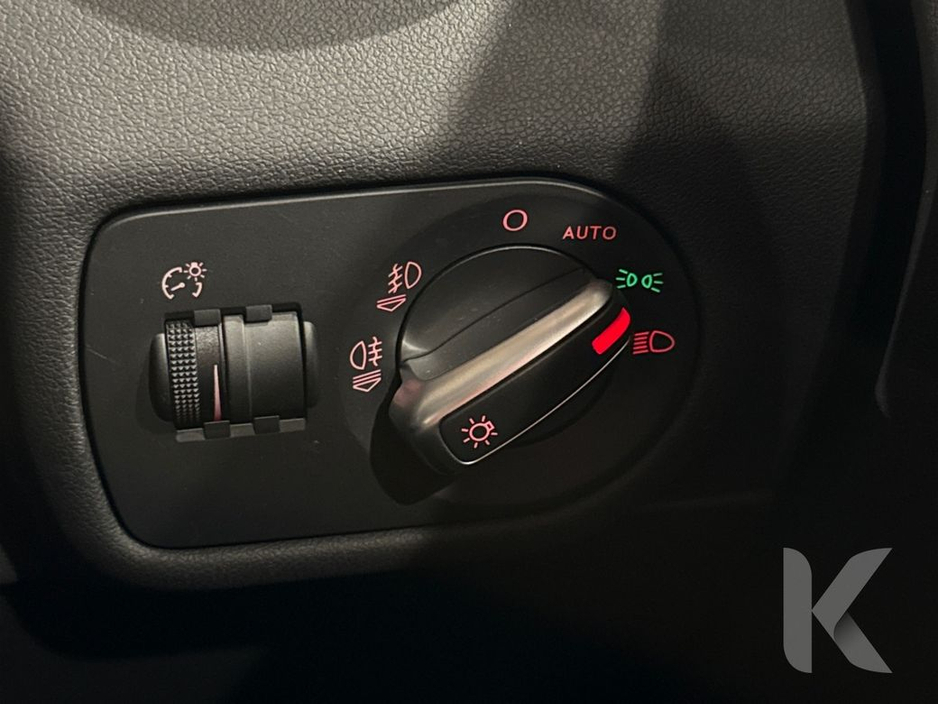 Audi A1 1.0 TFSI AUTOMATIC - RED/BLACK TWO TONE - FACTORY ALLOYS - XENON HEADLIGHTS - PARKING AID - HEATING / AC CONTROLS — thumbnail 19