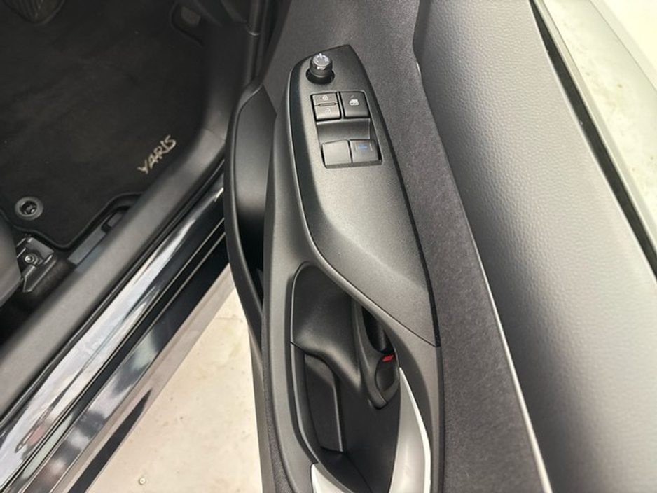 Toyota Yaris HYBRID LUNA — thumbnail 11