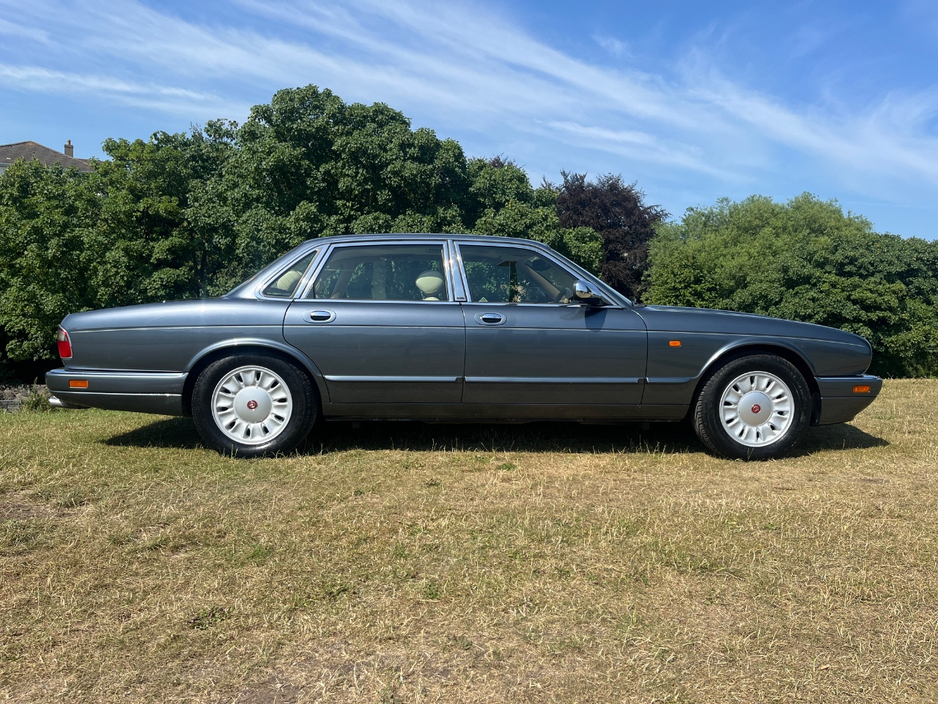 1995 Daimler Saloon 4.1L Petrol For Sale Images