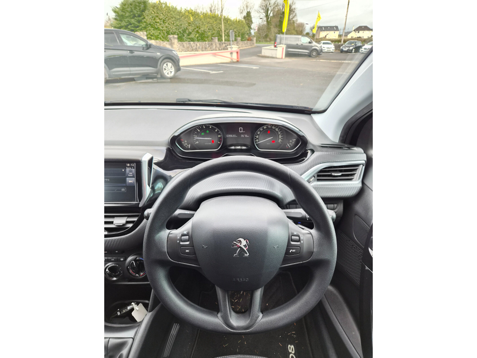 Peugeot 208 — thumbnail 10