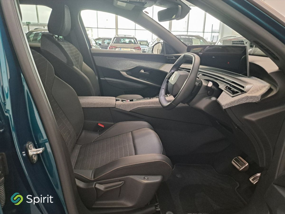 Peugeot 3008 1.2 Allure MHEV 136HP*Call Andrew 0862617858* — thumbnail 33