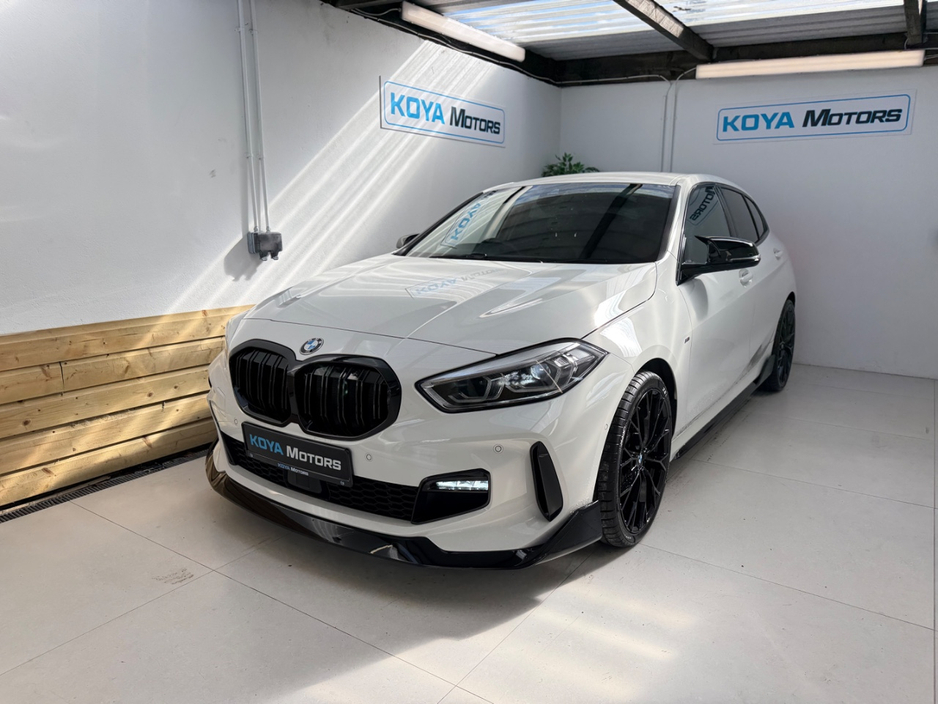BMW 1 Series 118D M-SPORT M-PERFORMANCE PLUS 150 BHP DIESEL AUTOMATIC // APPLE CARPLAY // LED MATRIX LIGHTING // VIRTUAL DASH // ELECTRIC HALF LEATHER // PARK ASSIST W/REVERSING CAMERA // AA APPROVED DEALER 2026 — thumbnail 3