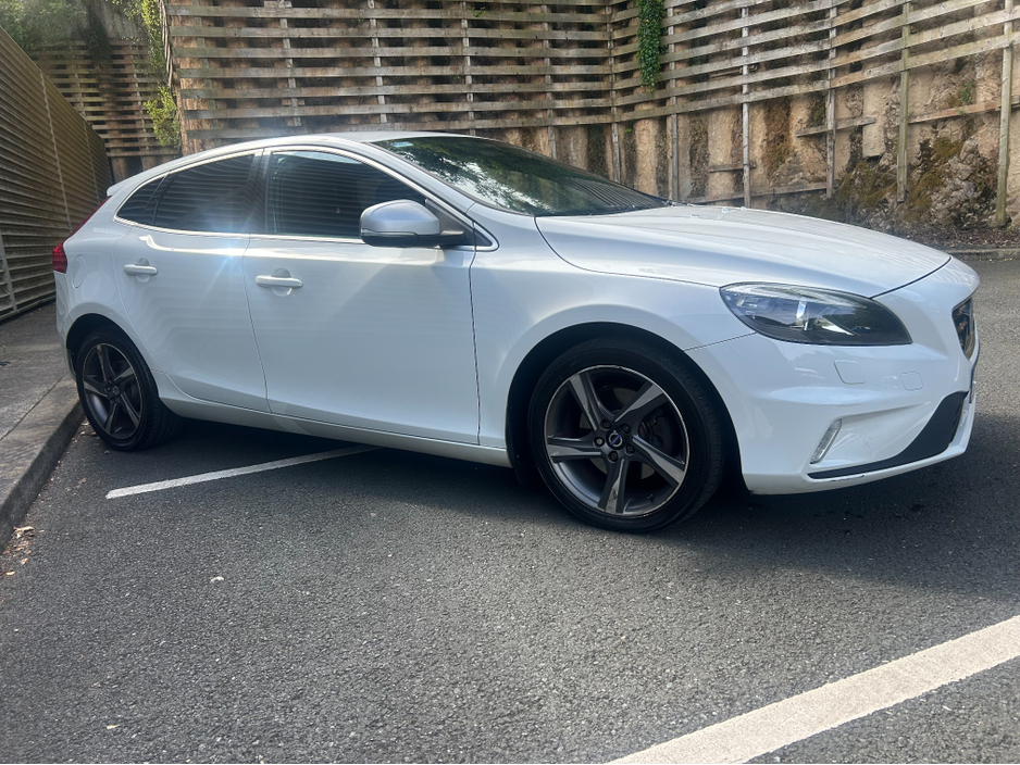 2015 Volvo V40 2L Diesel For Sale Images