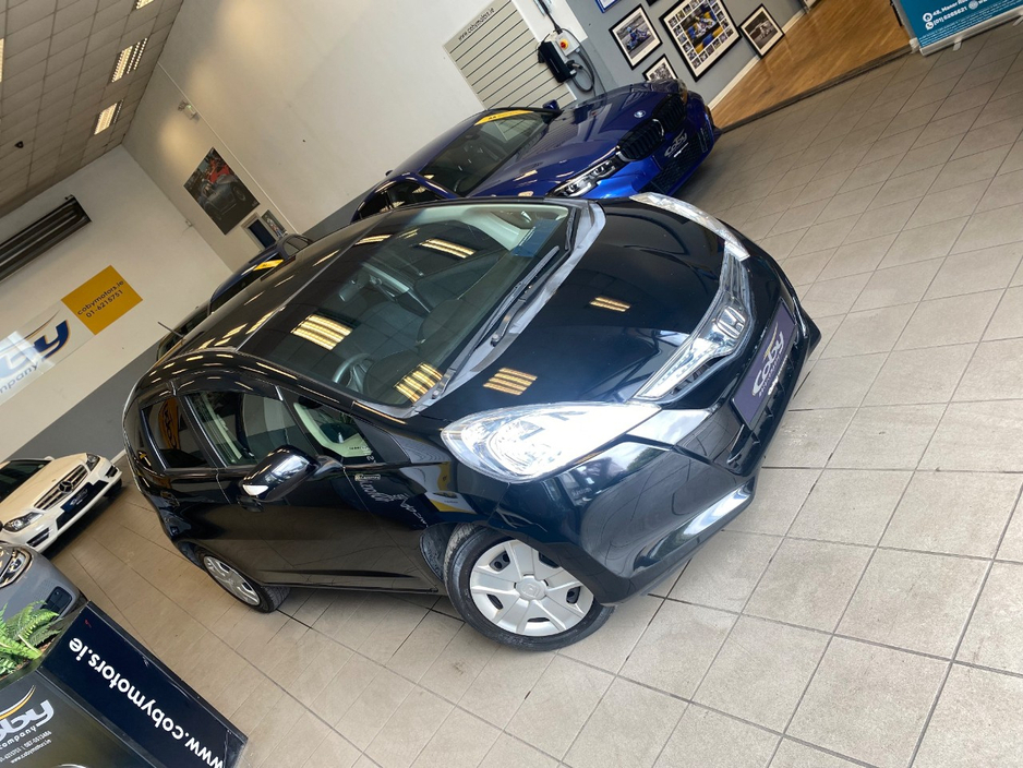 Honda Fit 1.3 HYBRID 5DR AUTO. Immaculate Car with only 108km, 2 Keys, NCT done before collection, Irish Radio with Bluetooth and Media, Climate Control, Cruise Control, Full Electrics and much more. — thumbnail 8