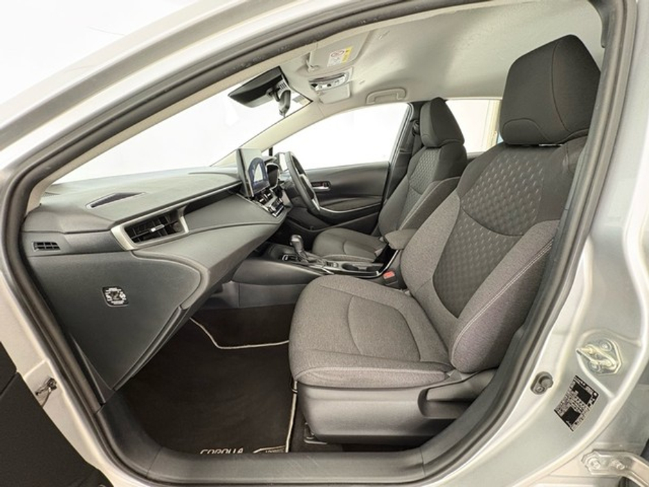 Toyota Corolla Luna Hybrid Saloon — thumbnail 6