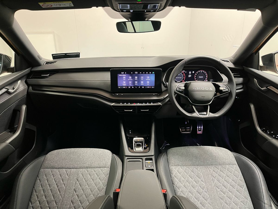 Skoda Octavia Sportline Combi DSG 2.0TDI 150BHP - Reversing Camera - Climate Control - Heated Seats - Cruise Control - Keyless Start - Apple CarPlay/Android Auto — thumbnail 3
