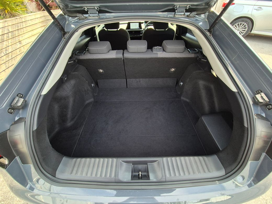 Toyota Prius 2.0 HEV / G-PACK HIGH SPEC / LOW MILEAGE / TAX €150 — thumbnail 10
