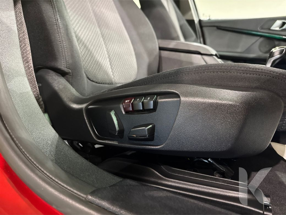 BMW 1 Series 1.5 AUTOMATIC - ELECTRIC TAILGATE - MULTI FUNCTION STEERING WHEEL - CRUISE CONTROL - REVERSE CAMERA - ELECTRIC SEATS — thumbnail 27