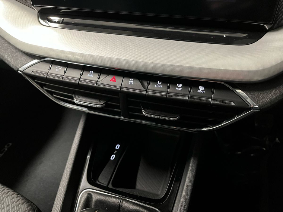 Skoda Octavia Style Combi 1.0TSI 110BHP - Rweversing Camera - Sat Nav - Climate Control - Heated Seats - Adaptive Cruise Control - Keyless Start - Apple CarPlay/Android Auto — thumbnail 12