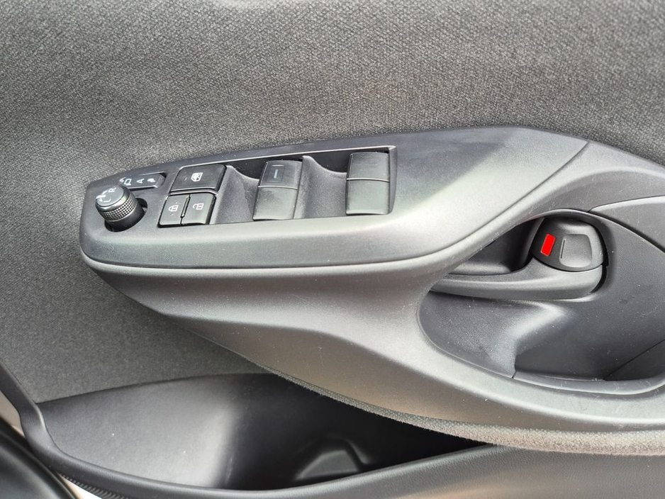 Toyota Yaris 1.5 HYBRID / X SPEC / BEST SMALL CAR ON THE ROAD / TAX €150 — thumbnail 28