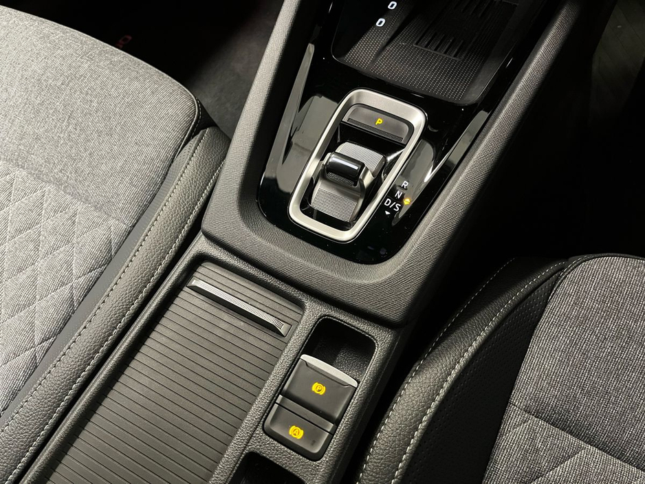 Skoda Octavia Sportline DSG 2.0TDI 150BHP - Reversing Camera - Ambient Lighting - Climate Control - Heated Seats - Keyless Start - Apple CarPlay/Android Auto — thumbnail 11