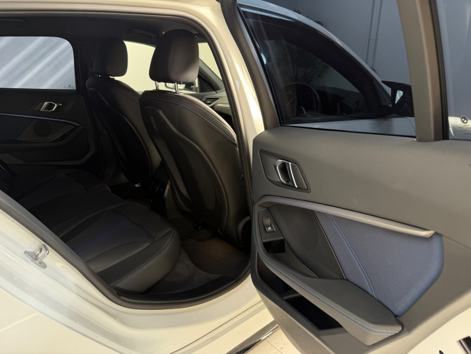 BMW 1 Series 118D M-SPORT M-PERFORMANCE PLUS 150 BHP DIESEL AUTOMATIC // APPLE CARPLAY // LED MATRIX LIGHTING // VIRTUAL DASH // ELECTRIC HALF LEATHER // PARK ASSIST W/REVERSING CAMERA // AA APPROVED DEALER 2026 — thumbnail 25