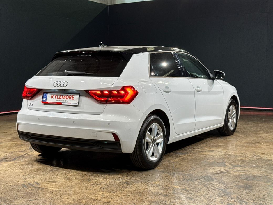 Audi A1 1.0 TFSI AUTOMATIC - WHITE/BLACK TWO-TONE - FACTORY ALLOYS - HEATED SEATS - DIGITAL DASH - REVERSE CAMERA/PARKING RADAR — thumbnail 3