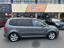 Volkswagen Touran HIGHLINE 2.0TDI/AUTO/64000KLMS//I OWNER IRISH CAR///BEAUTIFULL UNMARKED MOCCA BROWN LEATHER WITH CHARCOAL INSERT AND HEATED SEATS//FULL ELECTRIC PANORAMIC MOONROOF WITH ELECTRIC BLIND//REVERSE CAMERA