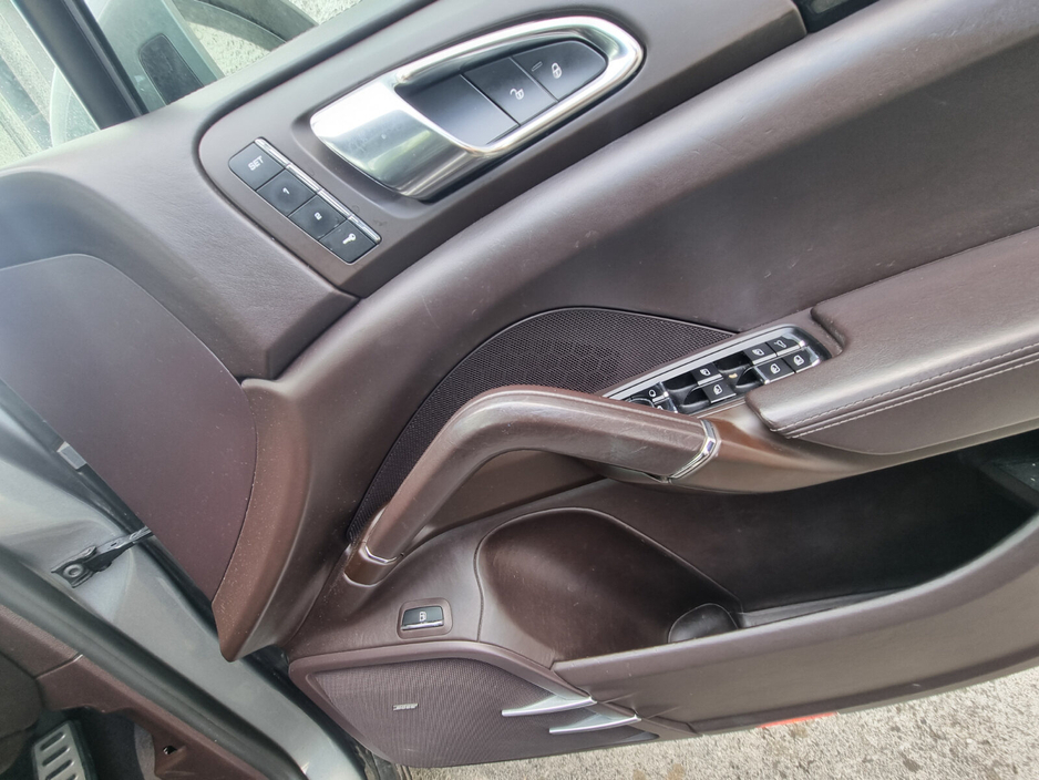 2015 Porsche Cayenne 3L Petrol Plug-in Hybrid For Sale Images
