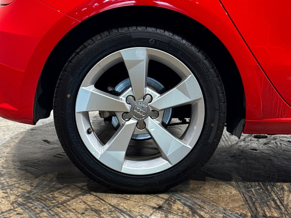 Audi A1 1.0 TFSI AUTOMATIC - RED/BLACK TWO TONE - FACTORY ALLOYS - XENON HEADLIGHTS - PARKING AID - HEATING / AC CONTROLS — thumbnail 10