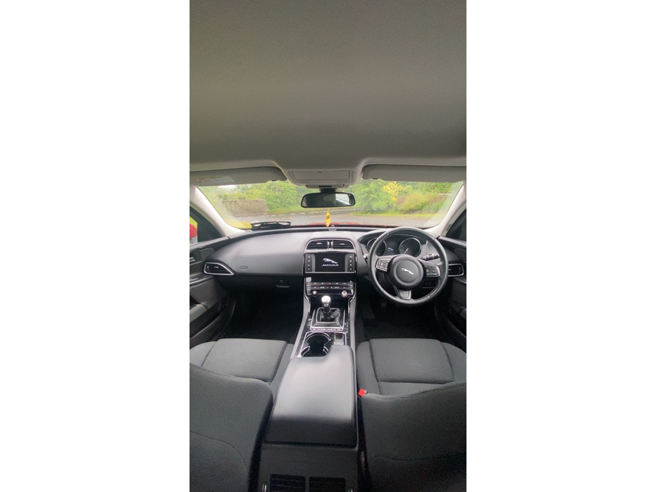 Jaguar XE MY 17 2.0 D 163PS SE 4DR — thumbnail 4