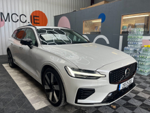 Volvo V60 2025 VOLVO V60 4WD ULTRA T6 AWD PLUG-IN HYBRID 8K KM/  2.0 AUTOMATIC / CRUISE CONTROL / PARKING CAMERA / ELECTRIC MEMORY & HEATED SEATS / PANORAMIC SUNROOF / APPLE CARPLAY & MORE