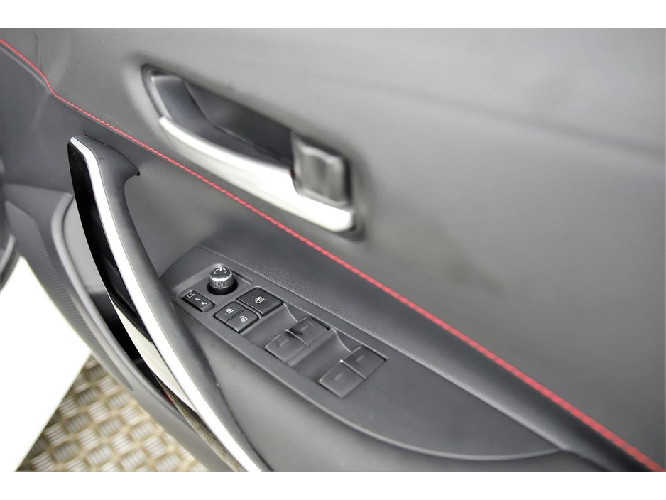 Toyota Corolla 1.8 HYBRID SPORT *REVERSE CAM*PARK SENSORS* — thumbnail 21