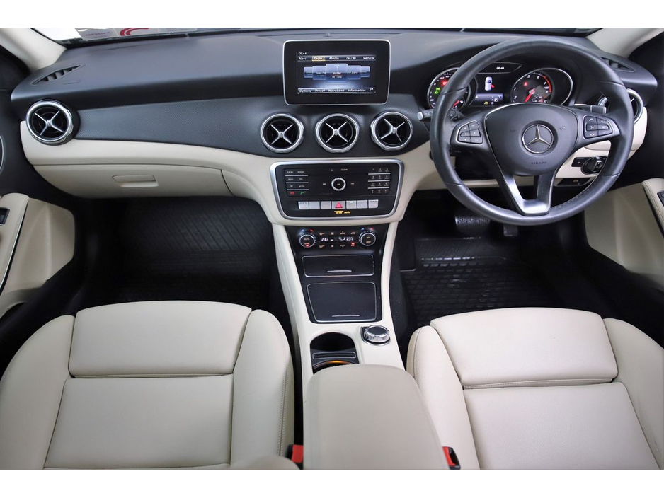 Mercedes-Benz GLA Class GLA 180 *BEIGE LEATHER* — thumbnail 14