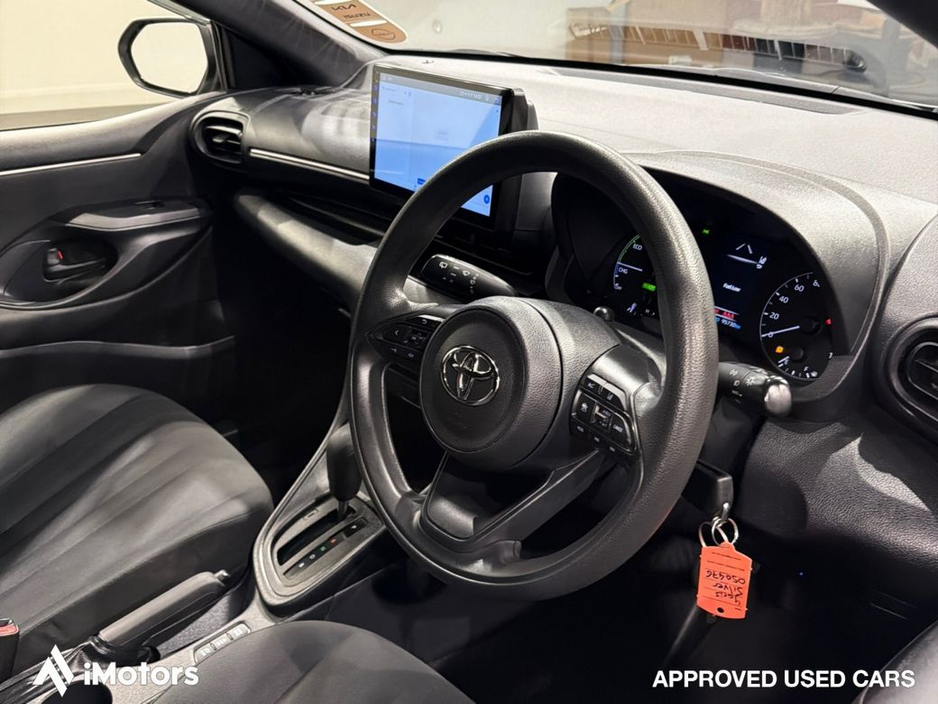 Toyota Yaris AUTOMATIC HYBRID X — thumbnail 17