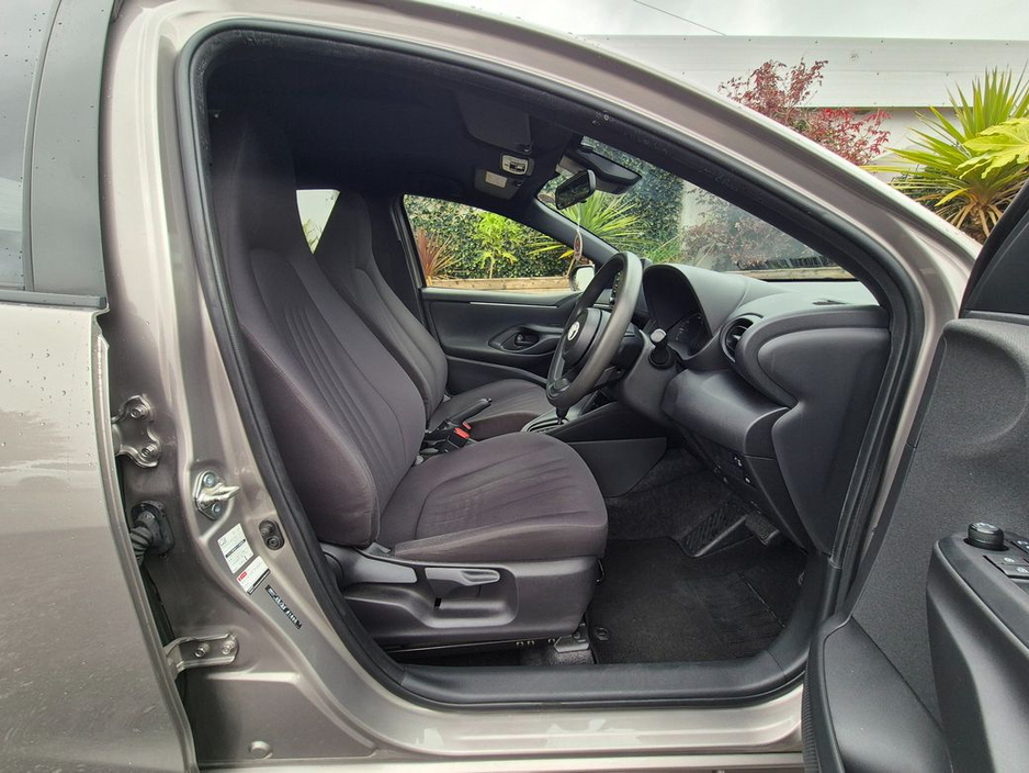 Toyota Yaris 1.5 HYBRID / X SPEC / BEST SMALL CAR ON THE ROAD / TAX €150 — thumbnail 13