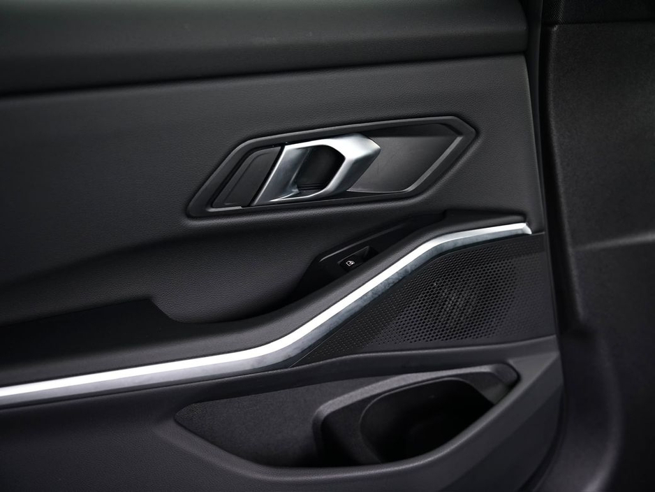 BMW 3 Series 330E M SPORT — thumbnail 35